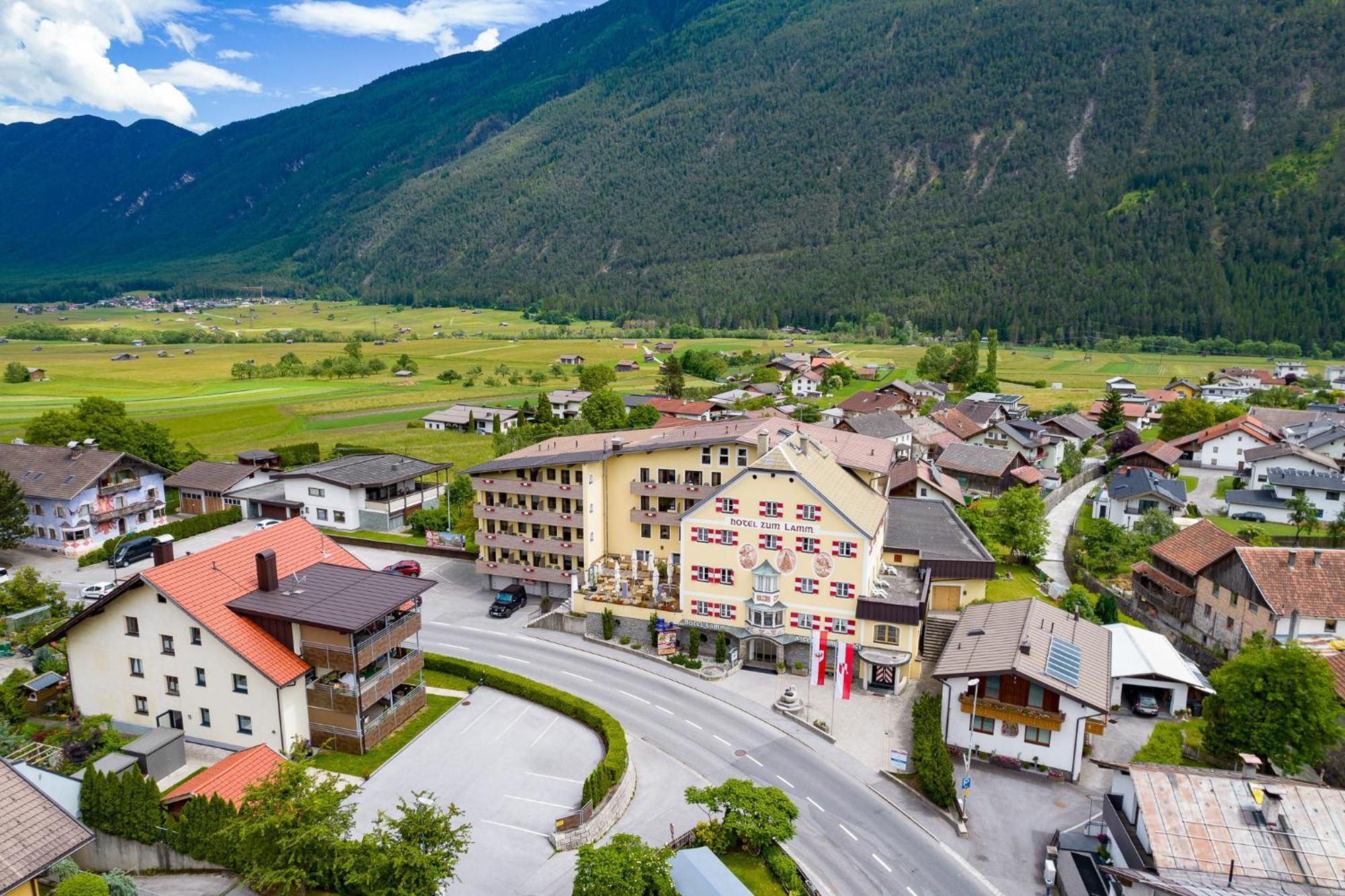 Hotel Zum Lamm Tarrenz Exterior photo