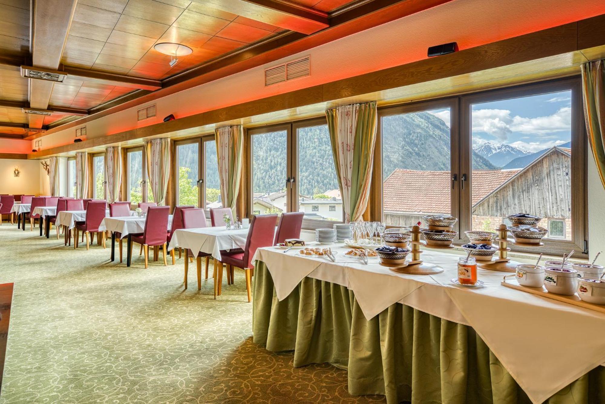 Hotel Zum Lamm Tarrenz Exterior photo