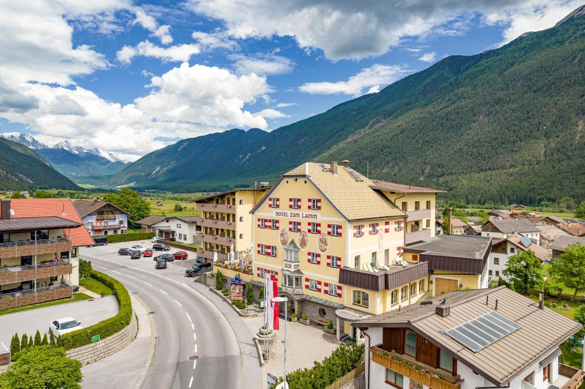 Hotel Zum Lamm Tarrenz Exterior photo