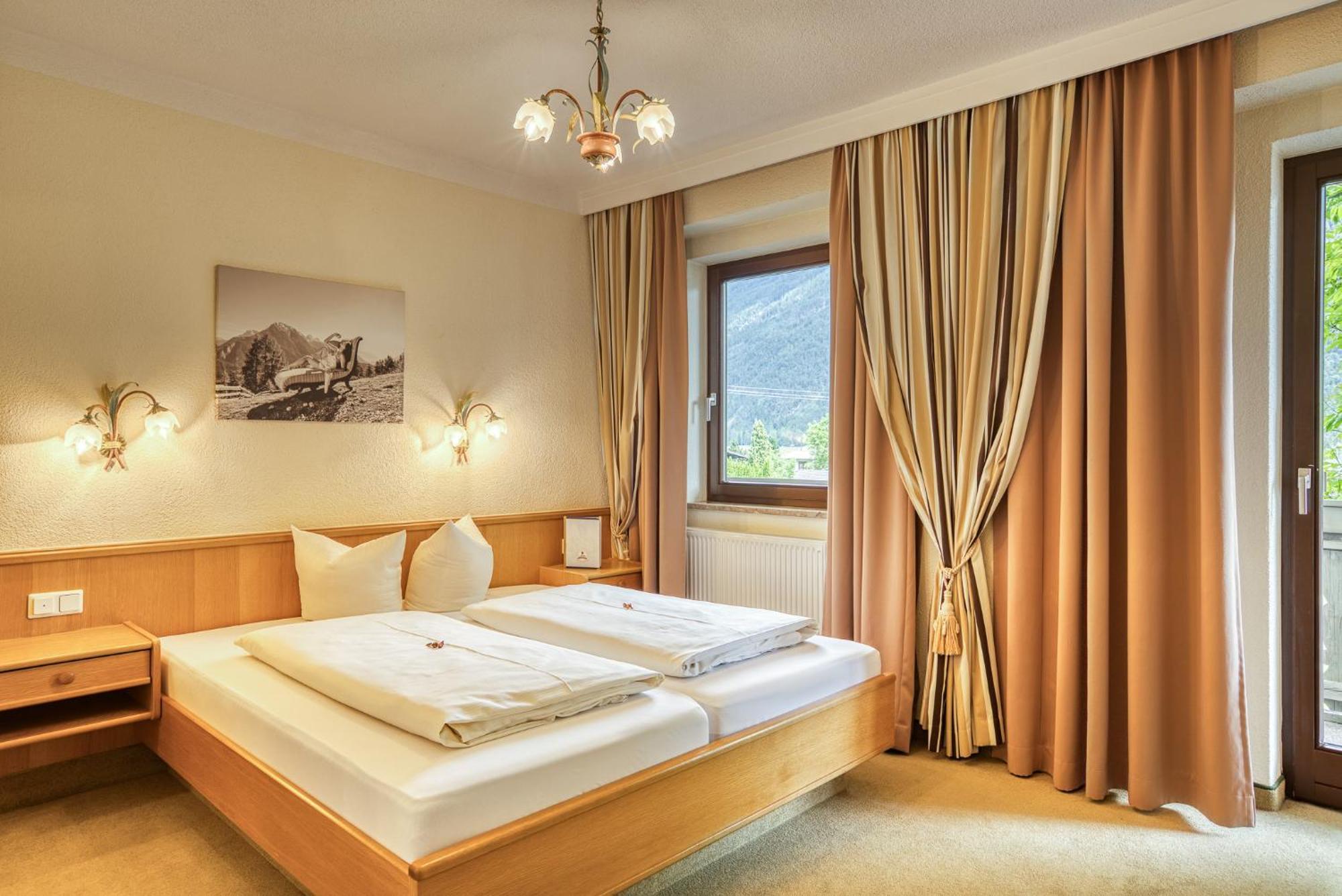 Hotel Zum Lamm Tarrenz Exterior photo